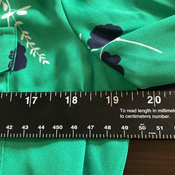 Ann Taylor Green Floral Blouse. Navy and white pattern. Size S. Collared, v-neck - Picture 10 of 12